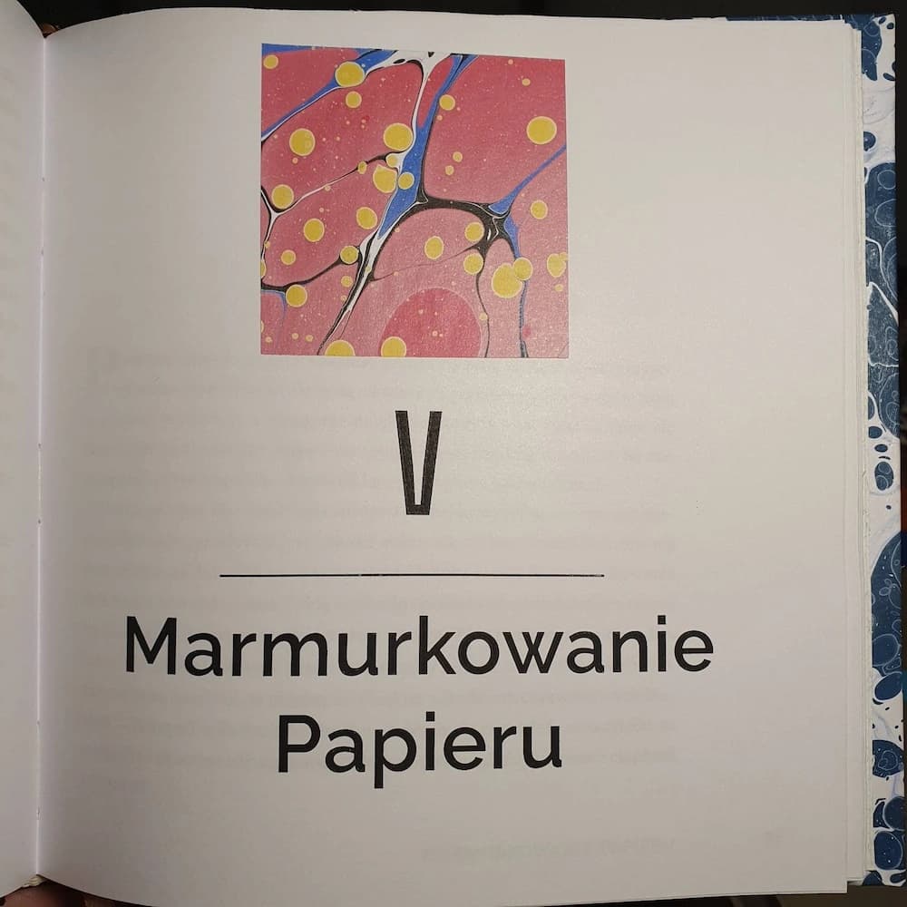 Książka o marmurkowaniu po turecku i angielsku.