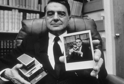 Edwin Land z Polaroidem SX70, który powstał po 15 latach od idei, którą zaszczepiła w nim córka.