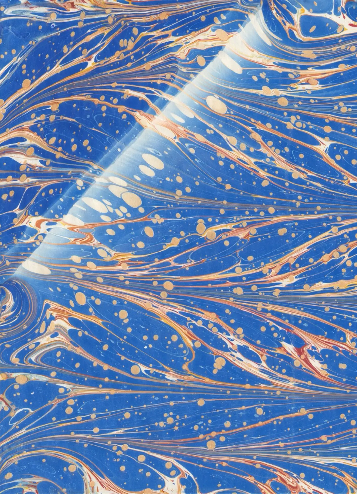 Źle położony papier - puszczony róg przemieszcza papier i tworzy przejaśnienia.