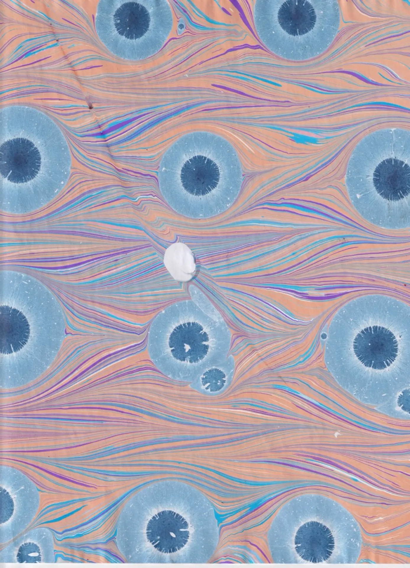 Źle położony papier - zanurzając najpierw środek papieru, łamiące się napięcie powierzchniowe tworzy pęcherz powietrza.