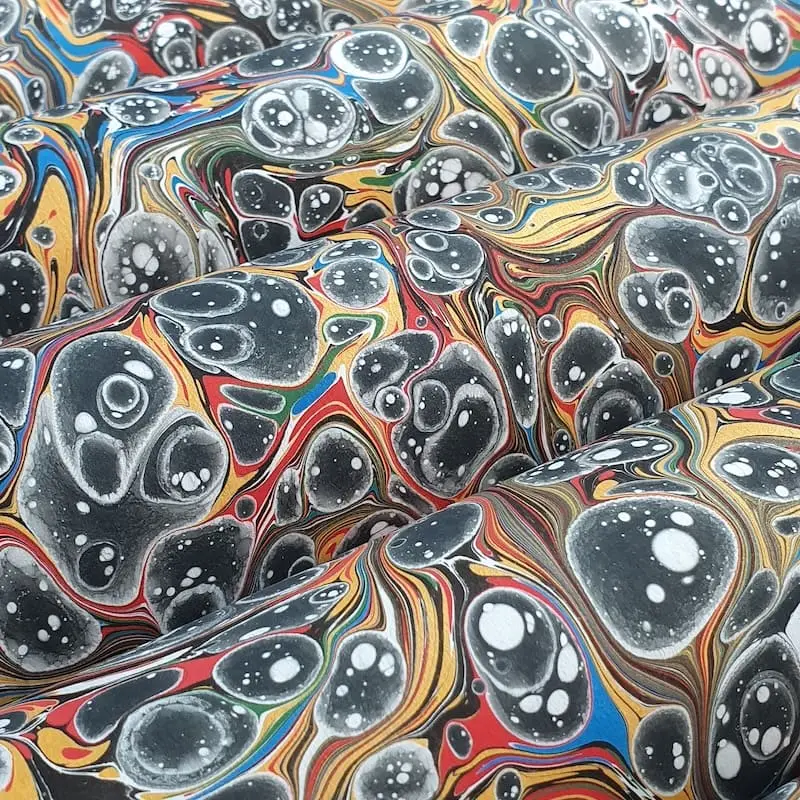 Marmurek wykonany z użyciem czerni lampowej.